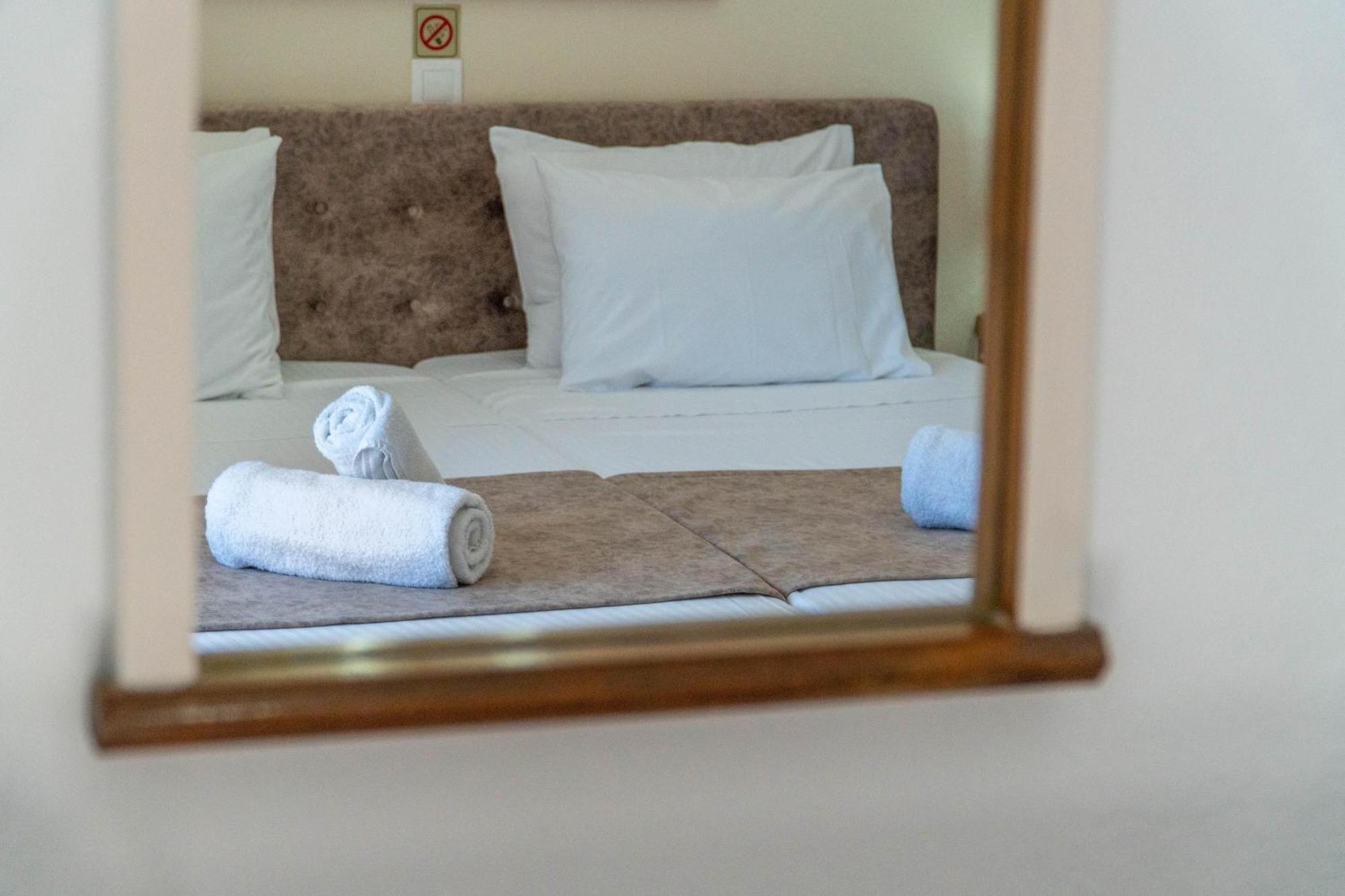 Angela Hotel & Apartments Гоувия Экстерьер фото