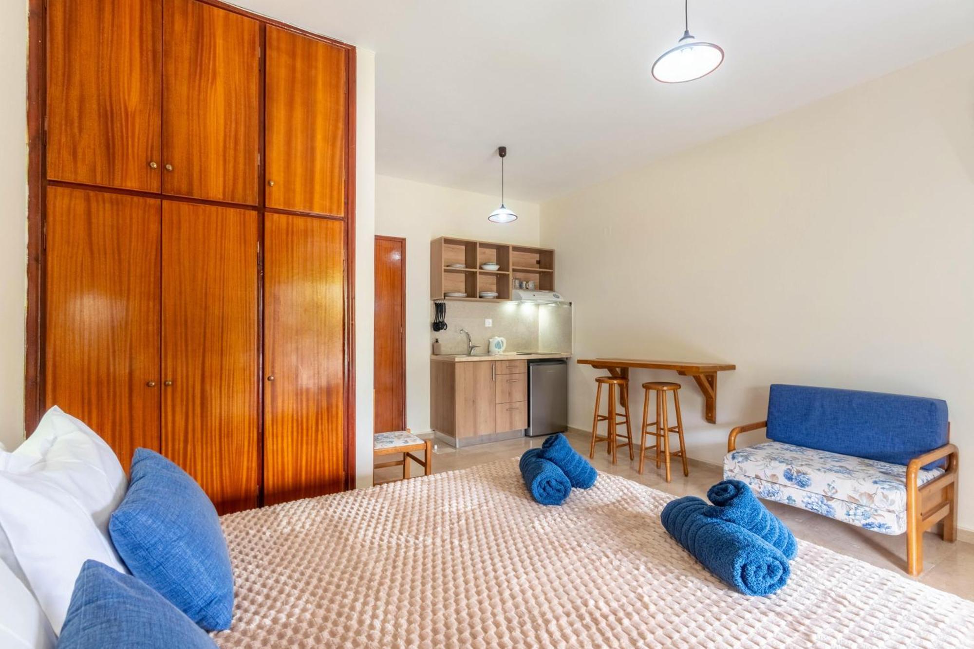 Angela Hotel & Apartments Гоувия Экстерьер фото