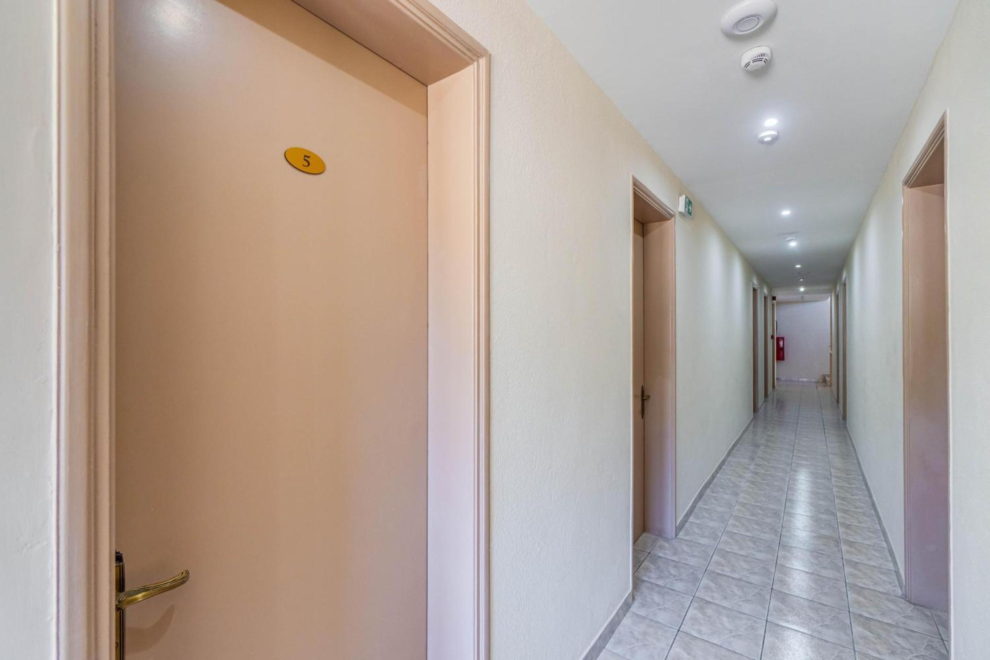 Angela Hotel & Apartments Гоувия Экстерьер фото